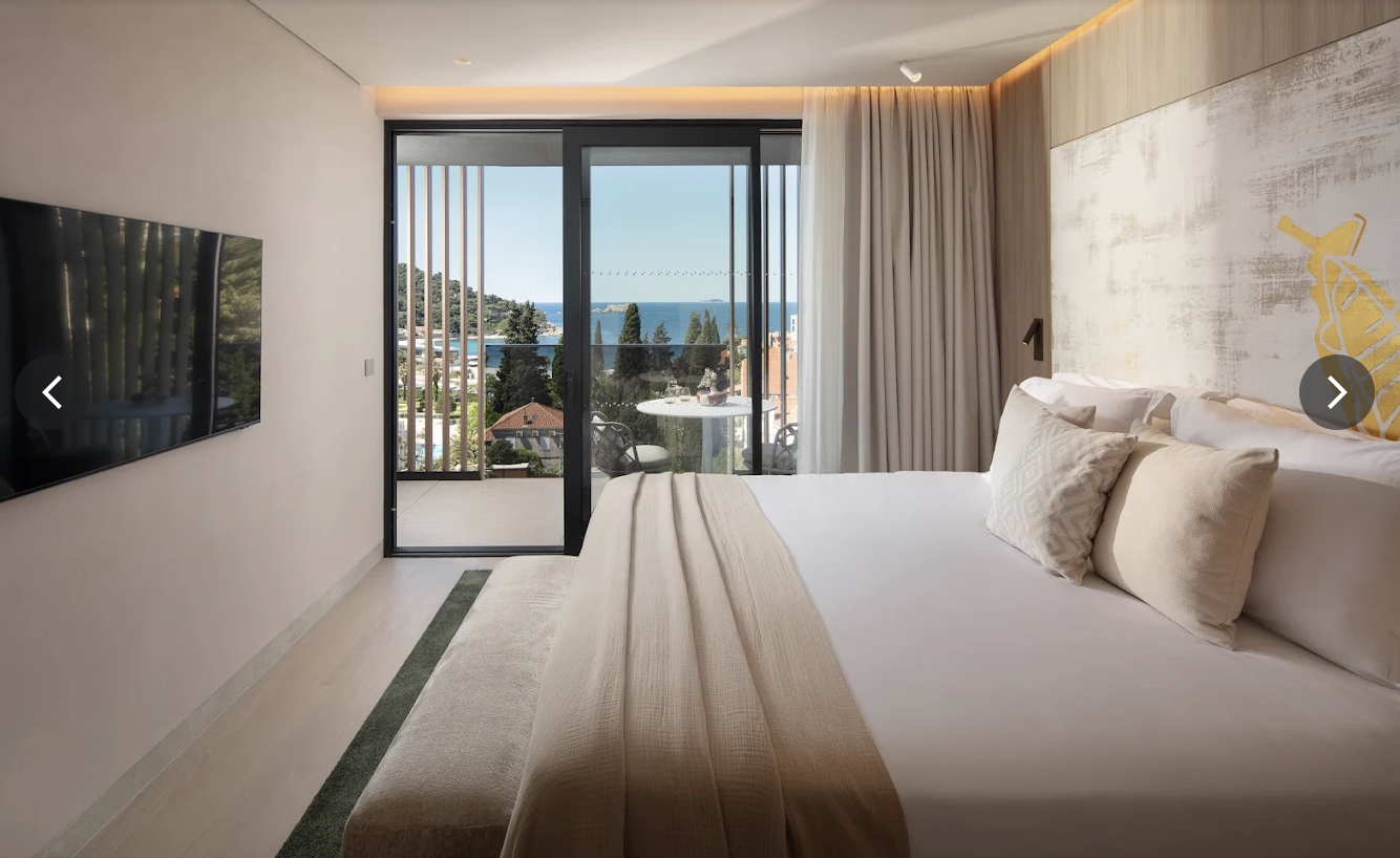 Bedroom at Hotel Sumratin with a balcony looking over the sea
